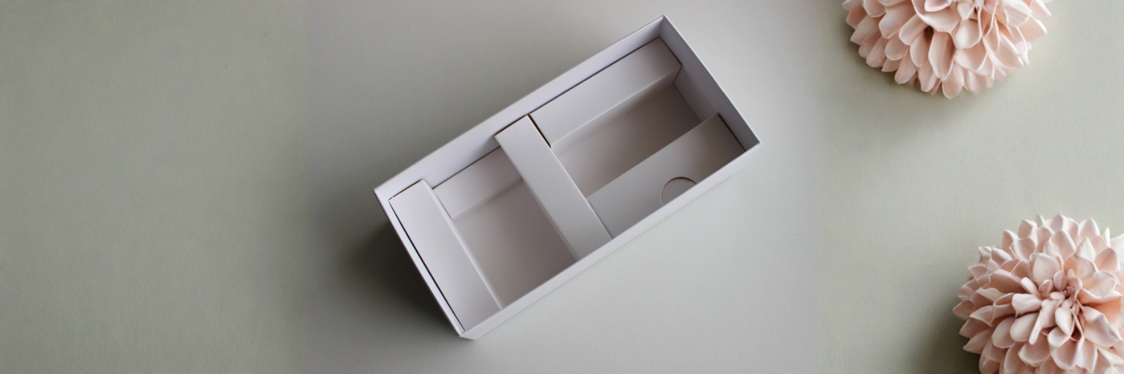 Die-cut cardboard paper insert tray for gift box product positioning